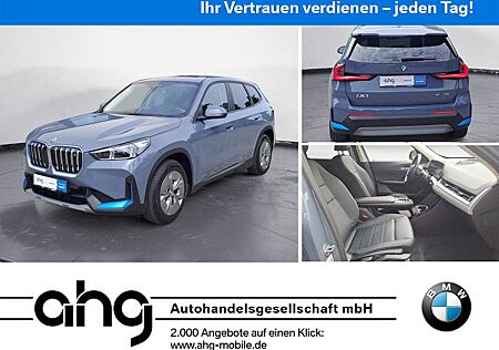 BMW iX1 xDrive30 Panorama Glasdach Adaptives Fahrwer