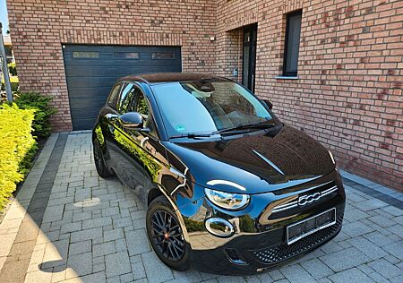 Fiat 500E Limousine Action PDC Ganzjahresreifen
