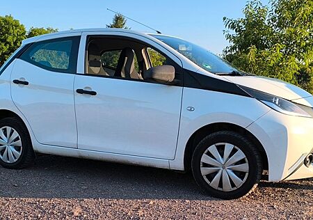 Toyota Aygo (X) Aygo (X) 1,0-l-VVT-i x x
