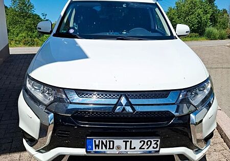 Mitsubishi Outlander 2.4 MIVEC PLUG-IN HYBRID 4WD Basis...