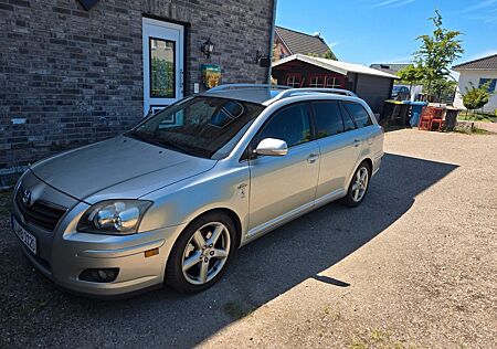 Toyota Avensis Combi Sol 2,2-l-D-CAT Sol
