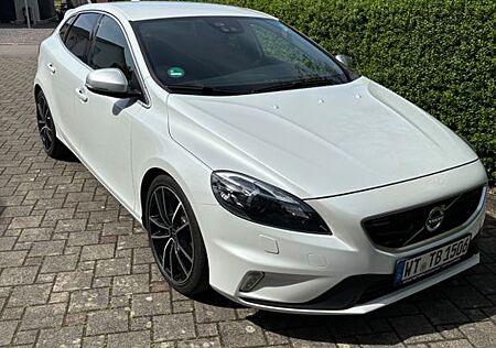 Volvo V40 D3 R-DESIGN+ALCANTARA+PDC+CAM+SITZHZG+