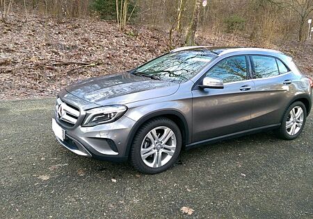 Mercedes-Benz GLA 200 7G-DCT Urban, Pano, Navi, Xenon,