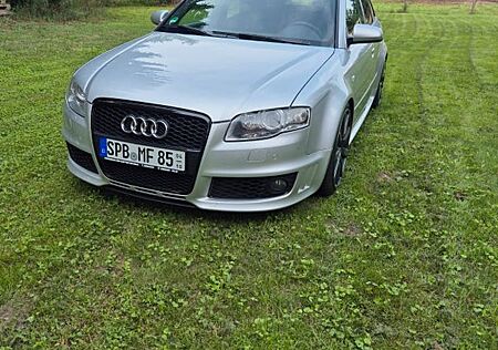 Audi RS4 4.2 quattro Avant -