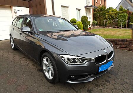 BMW 320i Touring Advantage