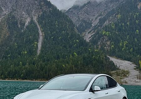 Tesla Model 3 RWD Highland
