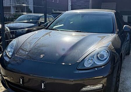 Porsche Panamera 4 -