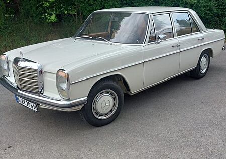 Mercedes-Benz 220