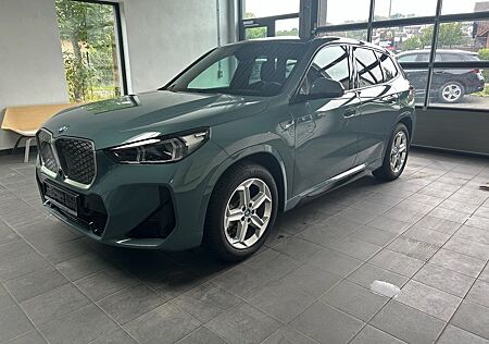 BMW iX1 30 xDrive M Sport AHK_DrivAssProf_Headup_360