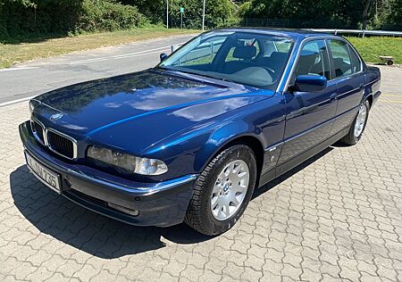 BMW 735i E38 V8 in Biarritzblau