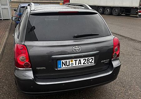 Toyota Avensis gebraucht kaufen Toyota Avensis Combi Sol 2,2-l-D-CAT Sol mit neuem Tuv