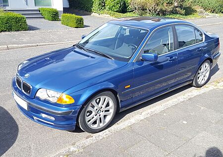 BMW 330i Sportfahrwerk, Sportsitze, Glasdach