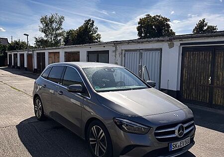 Mercedes-Benz B 180 B180d
