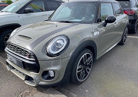 Mini Cooper S mit JCW-Kit