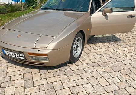 Porsche 944