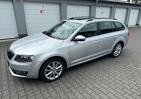 Skoda Octavia Elegance 4x4 PANO NAVI XENON E-SITZ AHK
