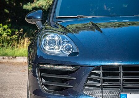 Porsche Macan - -