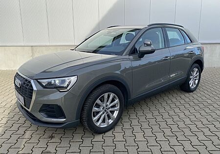 Audi Q3 2.0 TDI quattro + AHK + Smartphone Interface