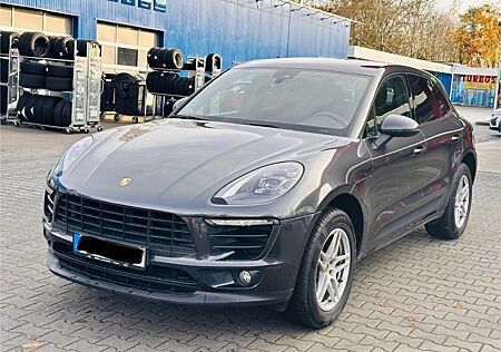 Porsche Macan - -