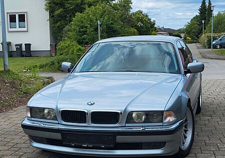 BMW 750i 12-Zylinder V-Motor 326PS