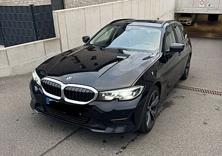 BMW 320d Touring Automatik/Scheckheftgepflegt/AHK