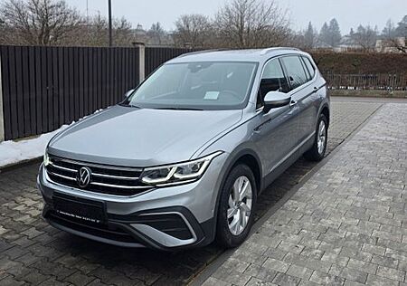 VW Tiguan Allspace Volkswagen Life 4Motion