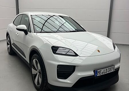 Porsche Macan 4 -