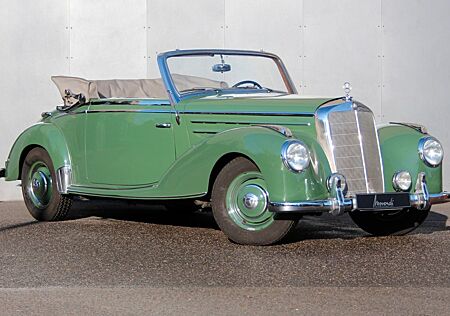 Mercedes-Benz 220 A W 187, gewölbte Frontscheibe+Amaturenbrett