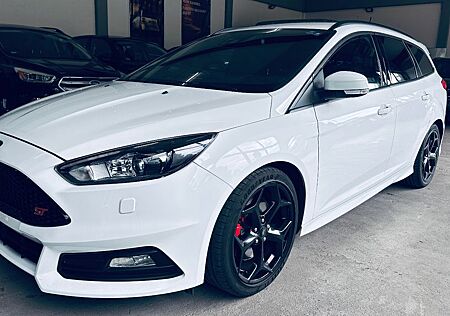 Ford Focus Turnier ST Automatik NAVI RECARO Bi-Xenon