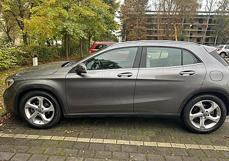 Mercedes-Benz GLA 180 DCT -