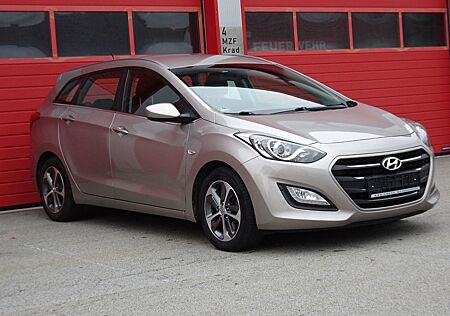 Hyundai i30 gebraucht kaufen Hyundai i30 cw CRDI *SHZG/LENKHZG/AHK/TEMPO/KLIMAAUTOM