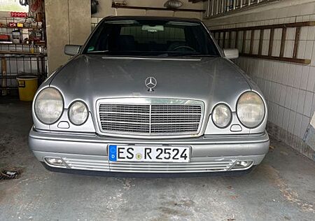 Mercedes-Benz E 230 ELEGANCE Wenig Km ! kein TÜV! Rost !