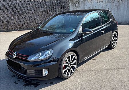 VW Golf Volkswagen 2.0 TSI GTI adidas Edition