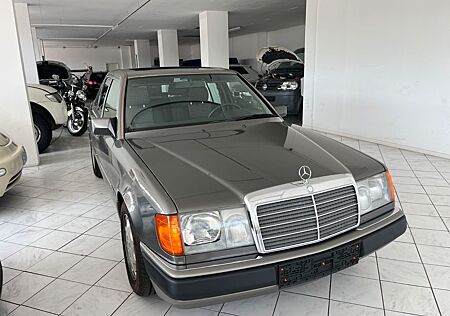 Mercedes-Benz 230 E mit H Kennzeichen Schöner Zustand
