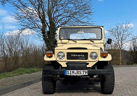 Toyota Land Cruiser BJ 42 mit H-Kennzeichen