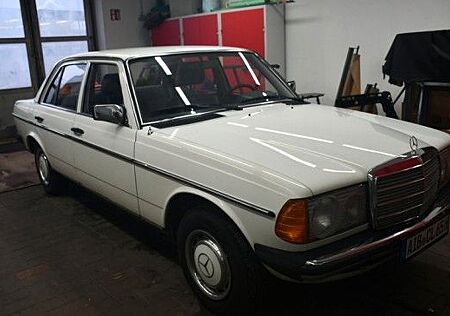 Mercedes-Benz 200 W123 200D Oldtimer H-Zulassung Zustand 3+