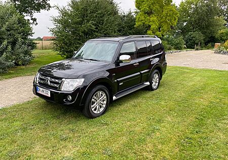 Mitsubishi Pajero 3,2 DI-D 4WD Edition 30 Automatik Edi...