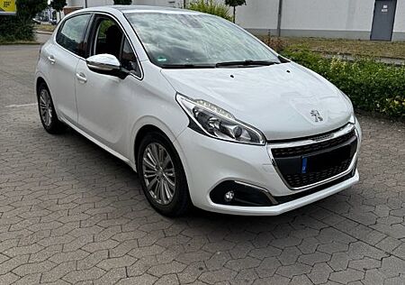 Peugeot 208 HDI Allure Pano Navi Kamera Tempo Reifen neu