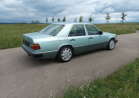 Mercedes-Benz E 200 W 124 Kristallgrün-Piniengrün 200E