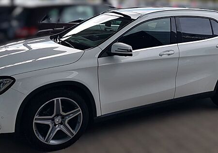 Mercedes-Benz GLA 220 d DCT - Tüv und Inspektion neu. AHK Navi