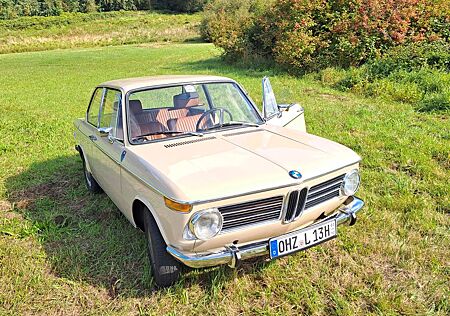 BMW 2002 im Originalzustand mit Runden Rücklichtern