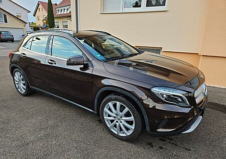 Mercedes-Benz GLA 200 Mercedes Style Memory BiXen AHK Navi PDC