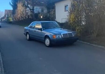 Mercedes-Benz E 300 W124 300E 1986 Perlblau