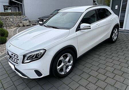 Mercedes-Benz GLA 180 DCT -