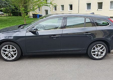 Volvo V60 D3 Momentum BI-XENON/LEDER/NAVI/TÜV 04/27