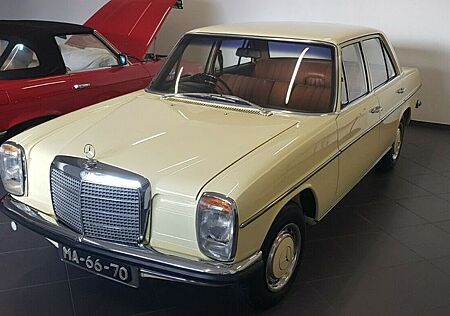 Mercedes-Benz 230 .6 (W114) Automatic (6 Cylinder Petrol) RHD