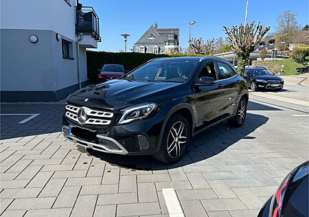 Mercedes-Benz GLA 220 d 4MATIC DCT - Vollausstattung