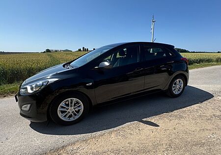 Hyundai i30 blue 1.6 CRDi 81kW Classic Classic