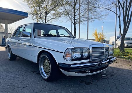 Mercedes-Benz 230 W123___230E / Winterangebot