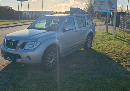 Nissan Pathfinder 2.5 dCi LE